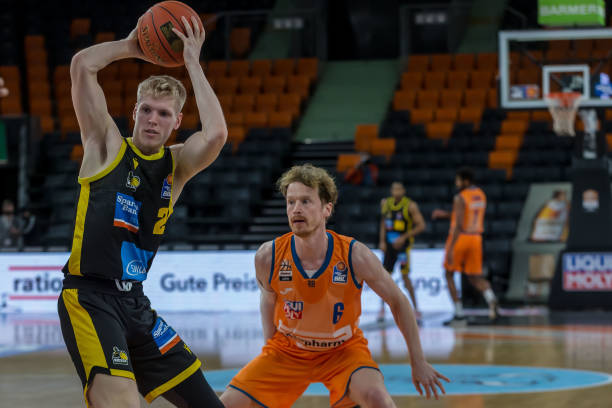 面对直接竞 面对直接竞